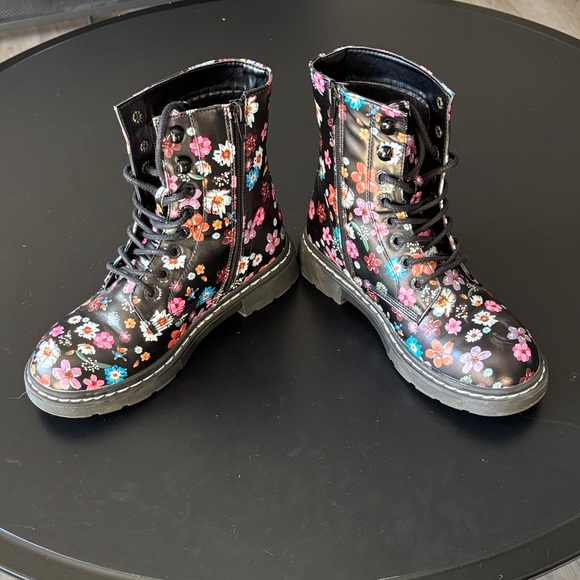 Dockers Black Floral Lace-Up Boots - Picture 2 of 4